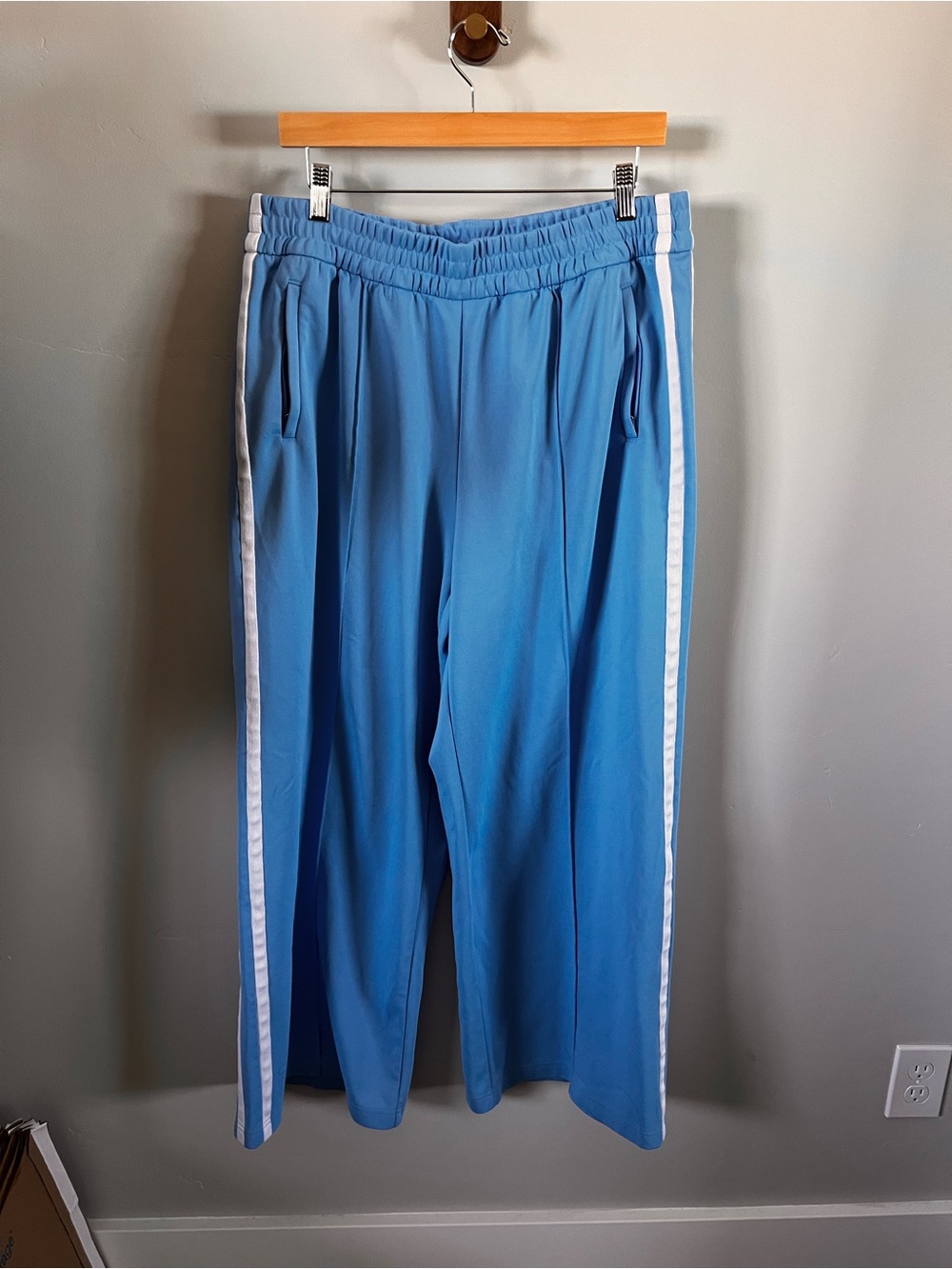 Athleta Tempo Mid Rise Wide Leg Track Pant